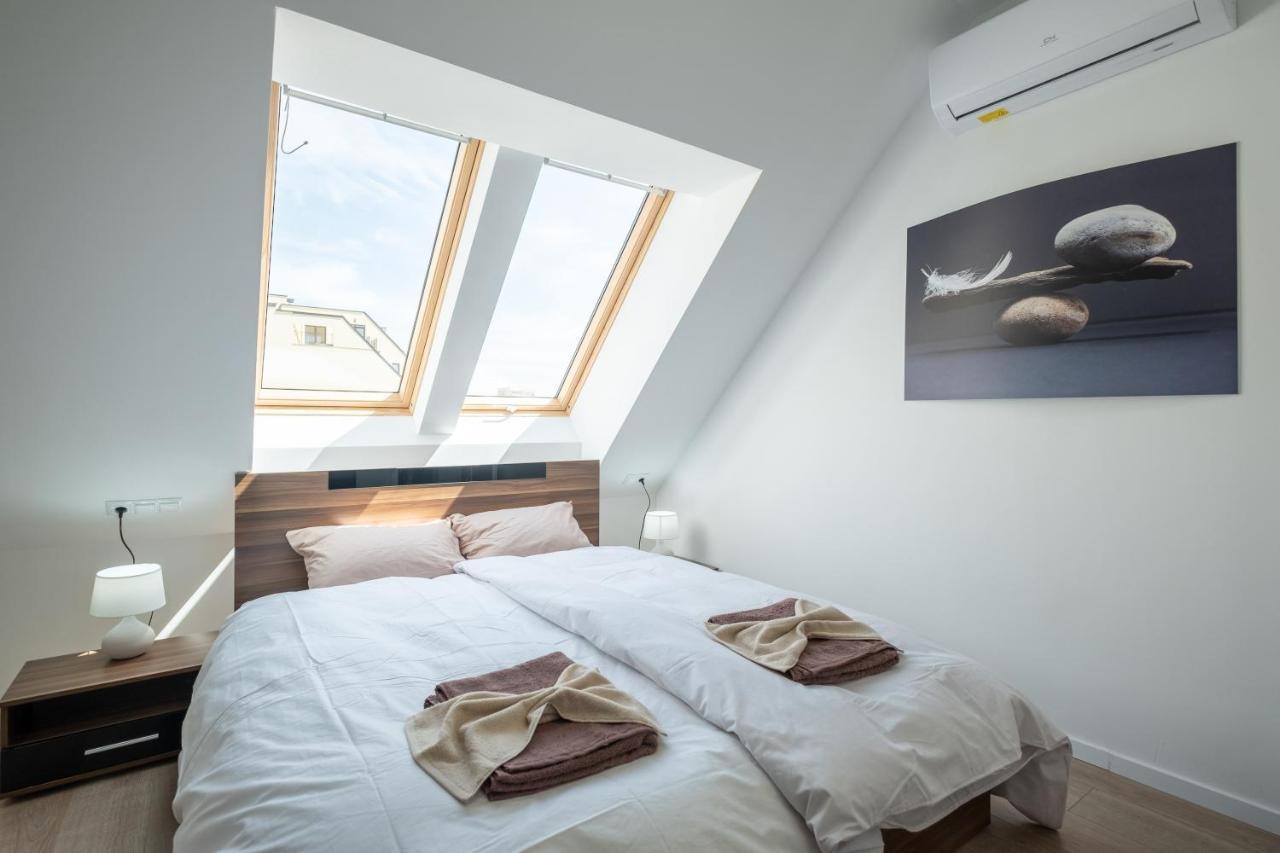 Large Terrace In Old Center Of Sofia By Flat Mаnager Apartment Luaran gambar